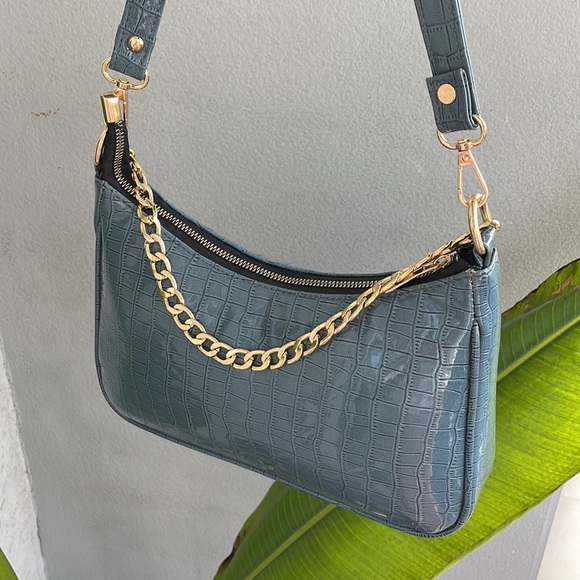 ✨❣️ Super cute blue baguette sling bag in croc texture - Picture 4 of 5